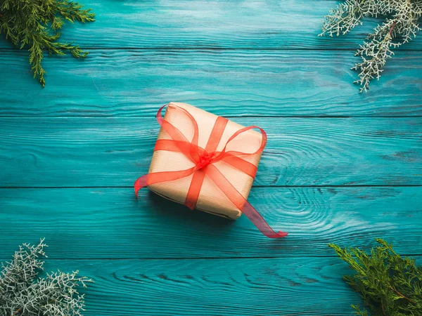 Caixa de presente de Natal em fundo verde — Fotografia de Stock