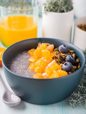 Chia puding mandalina ve granola