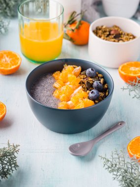 Chia puding mandalina ve granola