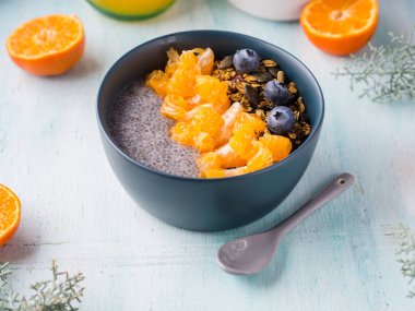 Chia puding mandalina ve granola