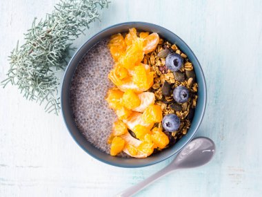 Chia puding mandalina ve granola