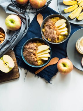 Kahvaltı gıda kavramı zerdeçal mor ile rahat