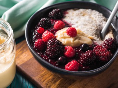 Vegan Chia pudingi çilek ve badem ezmesi ile