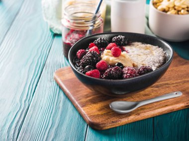 Vegan Chia pudingi çilek ve badem ezmesi ile