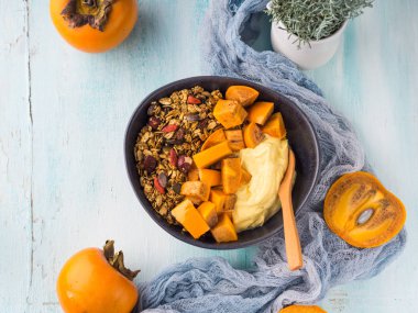 Zerdeçal yoğurt kaseyle Trabzon hurması ve granola