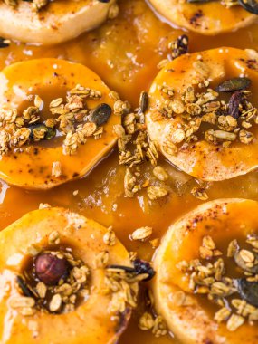 Elmalı turta tepsi karamel ve fındık ile pişirme üzerinde