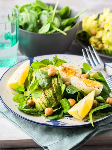 Salada de espinafre abacate com grão de bico e ovos — Fotografia de Stock
