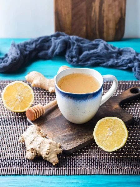 벌 꿀과 레몬 생강차 뜨거운 음료 — 스톡 사진