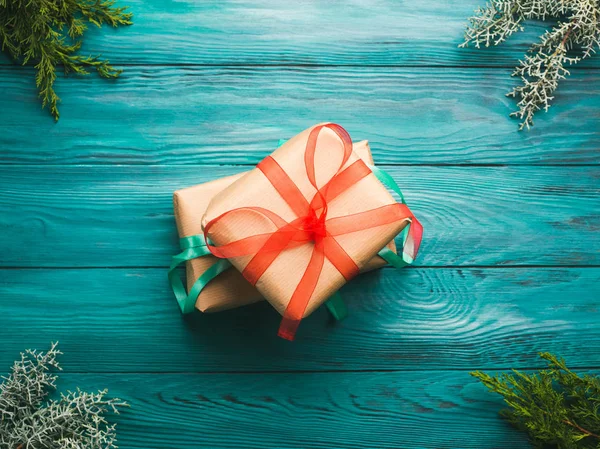 Caixas de presente de Natal em fundo verde — Fotografia de Stock