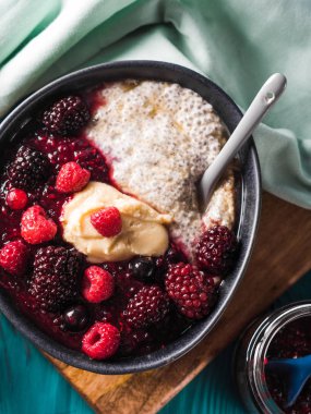 Vegan Chia pudingi çilek ve badem ezmesi ile