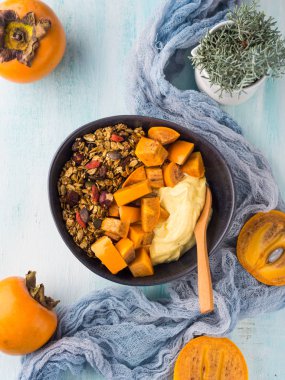 Zerdeçal yoğurt kaseyle Trabzon hurması ve granola