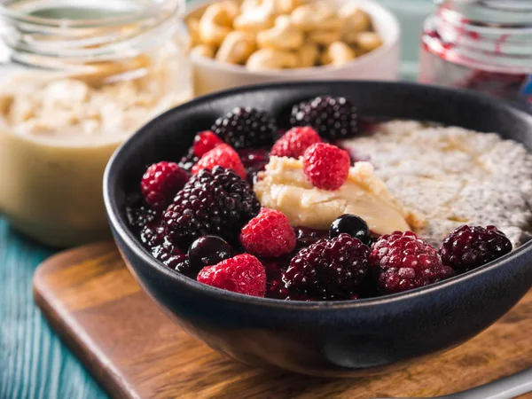 Vegan Chia pudingi çilek ve badem ezmesi ile