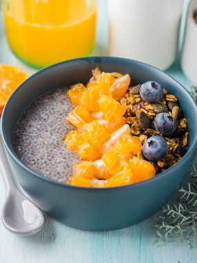 Chia puding mandalina ve granola