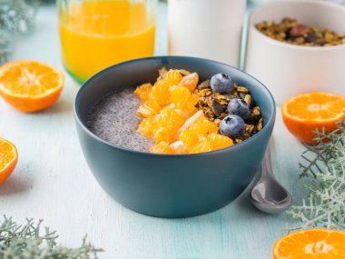 Chia puding mandalina ve granola