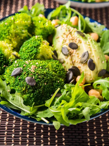 Salat auf grüner Pflanzenbasis mit Brokkoli und Avocado — Stockfoto