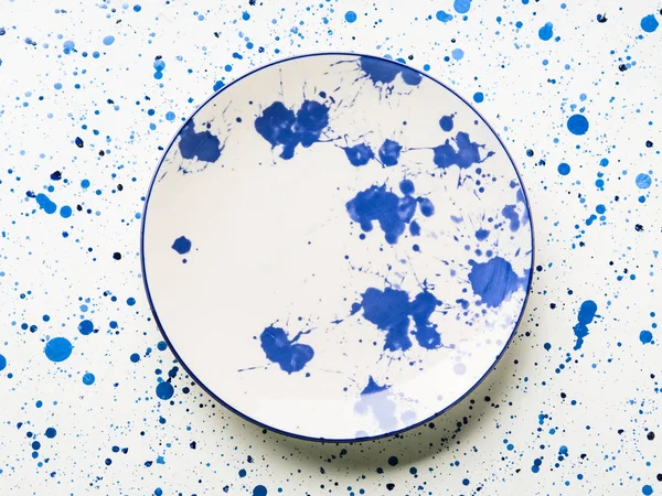 Boş porselen porselen yemek beyaz arka plan üzerinde — Stok fotoğraf