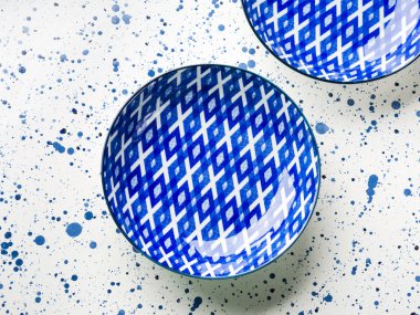 Boş porselen porselen yemek beyaz arka plan üzerinde