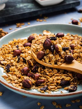 Ev yapımı granola bal ve kestane mavi ile