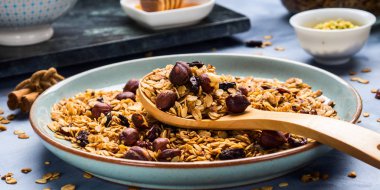 Ev yapımı granola bal ve kestane mavi ile