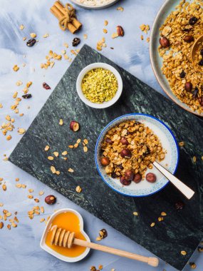 Ev yapımı granola ile Doğal yoğurt