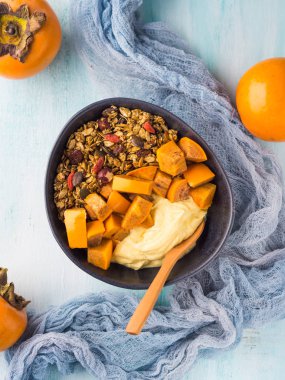 Zerdeçal yoğurt kaseyle Trabzon hurması ve granola