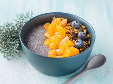Chia puding mandalina ve granola
