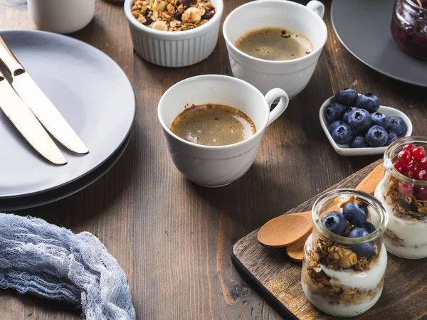 Acogedor desayuno concepto de alimentos fondo de madera oscura — Foto de Stock