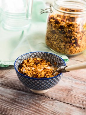 Ev yapımı granola kase yoğurt tablo ile