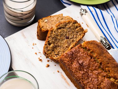 Ahşap tahta üzerinde dilimlenmiş muz ekmek somun