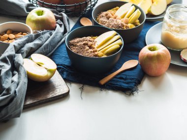 Kahvaltı gıda kavramı zerdeçal mor ile rahat