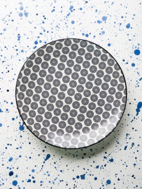 Boş porselen porselen yemek beyaz arka plan üzerinde