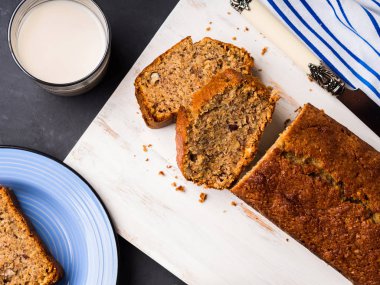 Ahşap tahta üzerinde dilimlenmiş muz ekmek somun