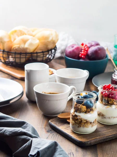 Acogedor desayuno concepto de alimentos fondo de madera oscura — Foto de Stock