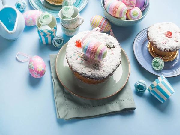 Fondo concepto Pascua con pastel y huevos — Foto de Stock