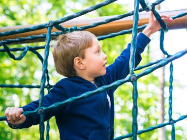Küçük çocuk bir sahada oynuyor. Etkinlik