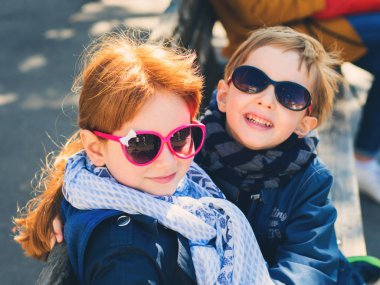 İki sevimli çocuk, açık havada kardeşler