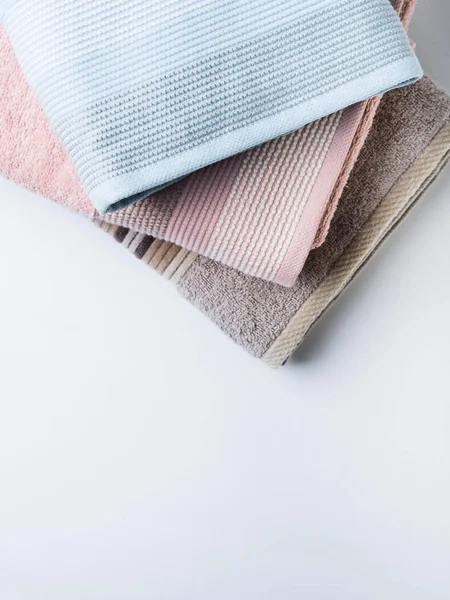Toallas plegadas limpias de color pastel en blanco — Foto de Stock