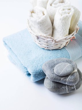 Taze havlu ve beyaz arka plan üzerinde taşlar