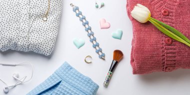 Bahar işgal kadın düz yatıyordu. Çiçek, kalpler