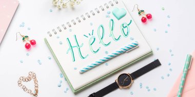 Bahar kız aksesuarları öğeleri düz yatıyordu. Word Merhaba