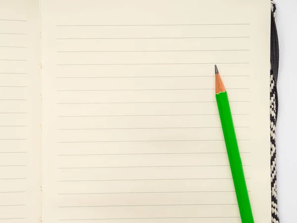 Blanco pagina van beklede notitieboekje met potlood — Stockfoto