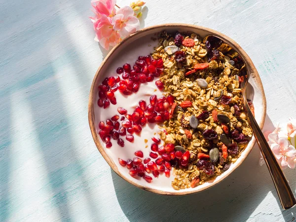 健康酸奶碗, 含燕麦和石榴 — 图库照片
