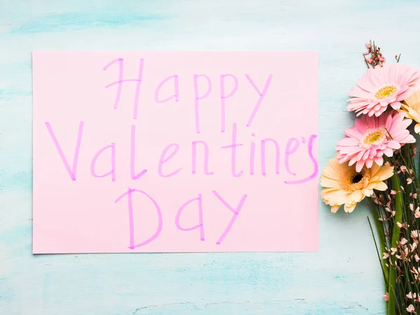 Boldog Valentin-nap rózsaszín kártya virággal — Stock Fotó