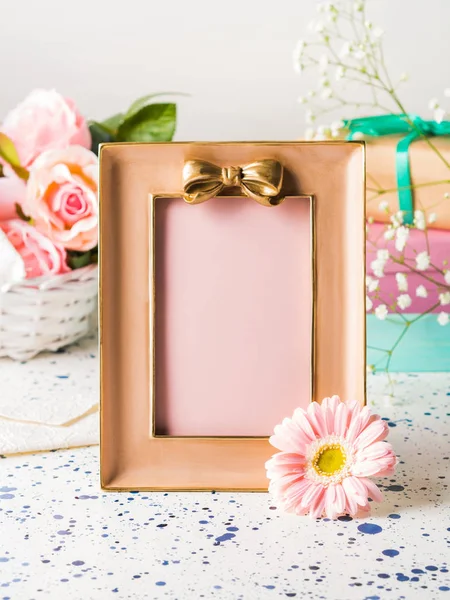 Marco rosa con lazo y flores, caja de regalo —  Fotos de Stock