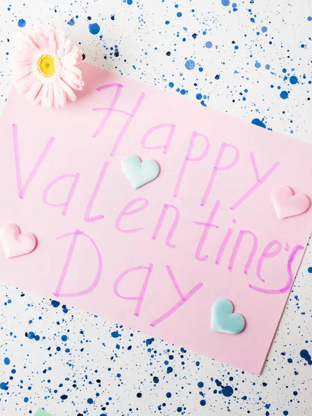 Glücklicher Valentinstag rosa Karte mit Blumen — Stockfoto