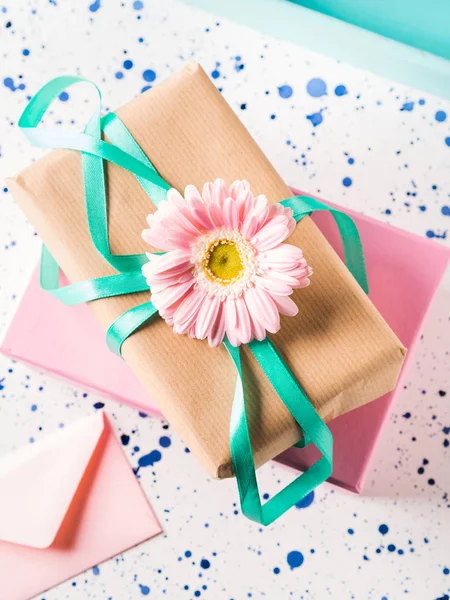 Cajas de regalo apiladas con flores. Colores pastel — Foto de Stock