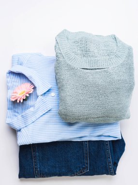 Bayan giyim üzerine beyaz katlanmış. Moda düz yatıyordu