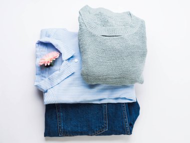 Bayan giyim üzerine beyaz katlanmış. Moda düz yatıyordu