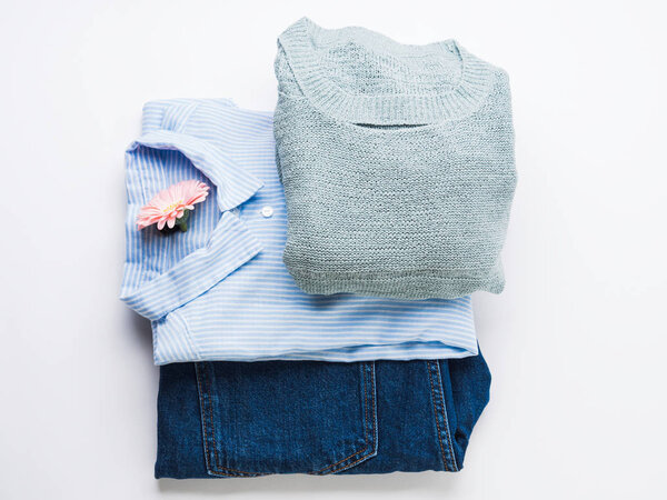 Складная женская одежда на белом. Модная квартира
