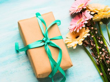 Güzel çiçek ve hediye kutusu üzerinde pastel yeşil